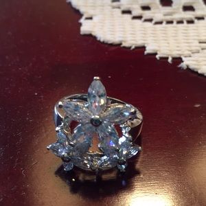 Beautiful  cocktail ring. Size 7 or 8  🌺🌺🌺🌷